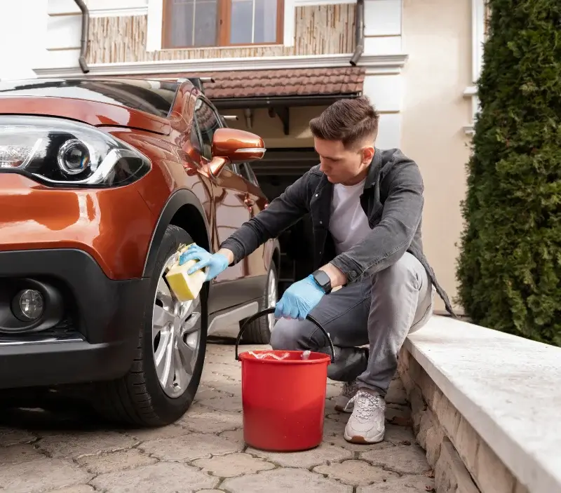 Lavage auto à domicile Le Barp : professionnel intervenant sur un véhicule